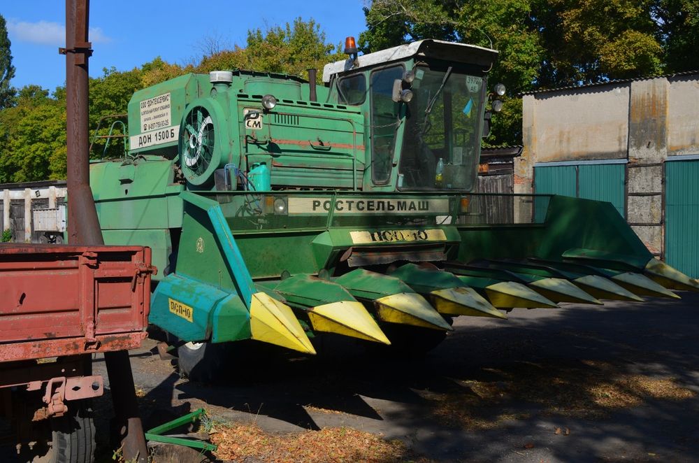 Комбайн ДОН 1500 з двома жатками