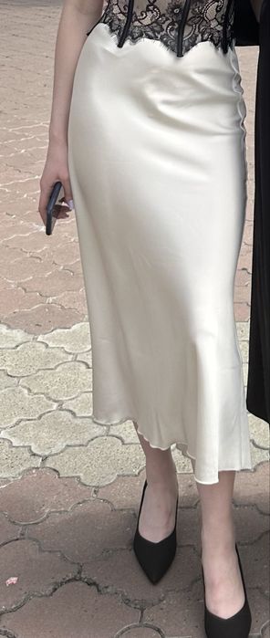 Стильна атласна спідниця