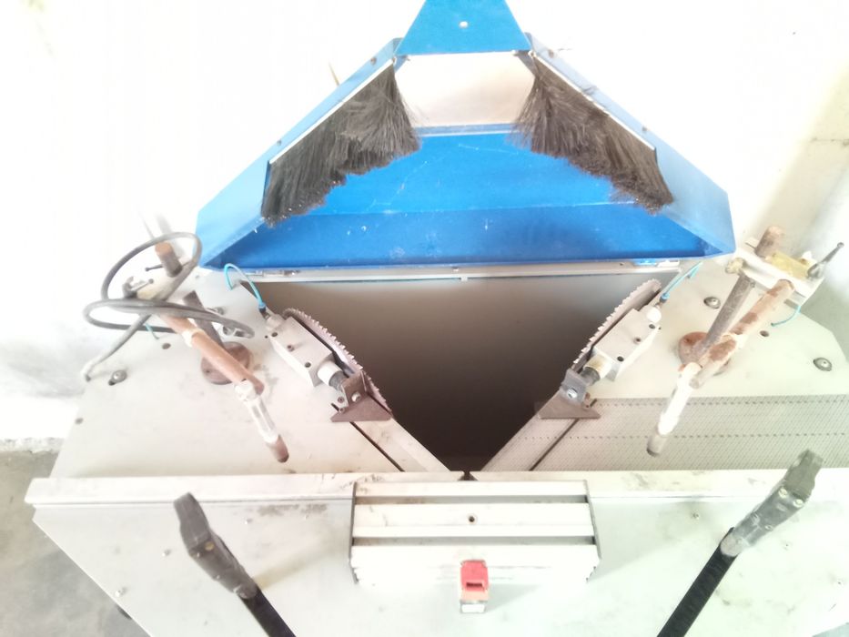 Serra de  corte de molduras