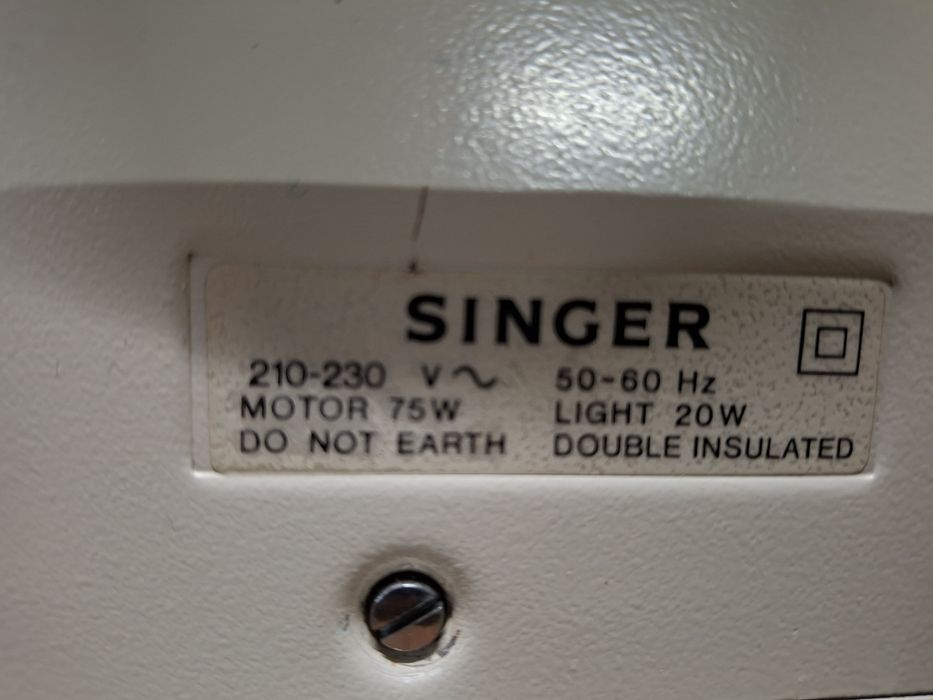 Máquina de costura Singer elétrica com móvel