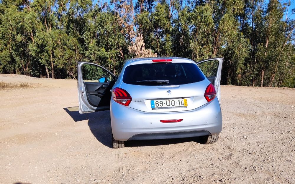 Carro Peugeot 208
