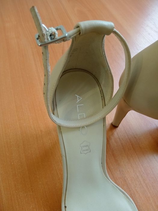 Продам босоножки со стразами.