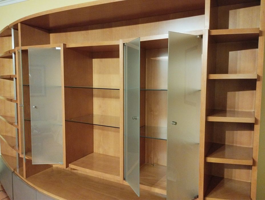 Móvel versatil com cristaleira e arrumos