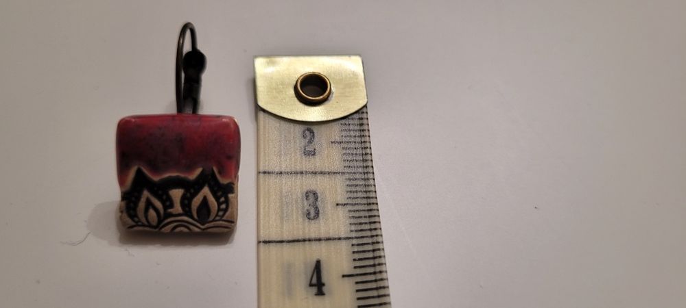 Małe kolczyki ceramiczne kolor rózowo-fioletowy