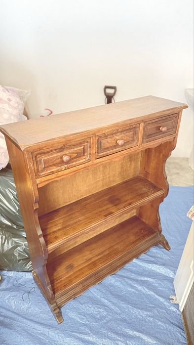 Sapateira de madeira