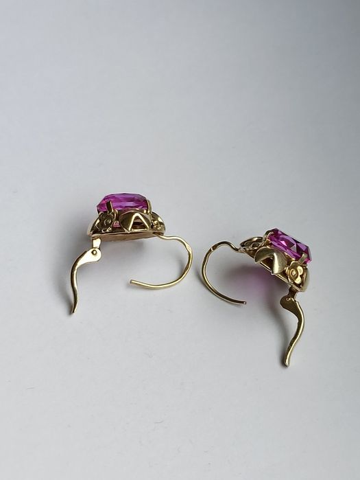 Stare pozłacane kolczyki z różowym oczkiem