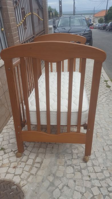 Cama em madeira e colchão para  Bebês