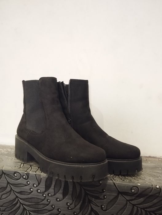 Botki na platformie czarne zamszowe Sinsay 40