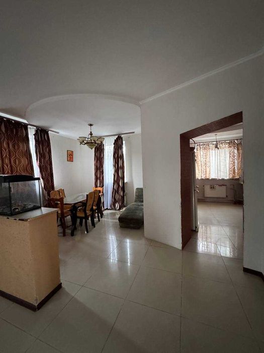 Гарний просторий будинок у передмісті Одеси