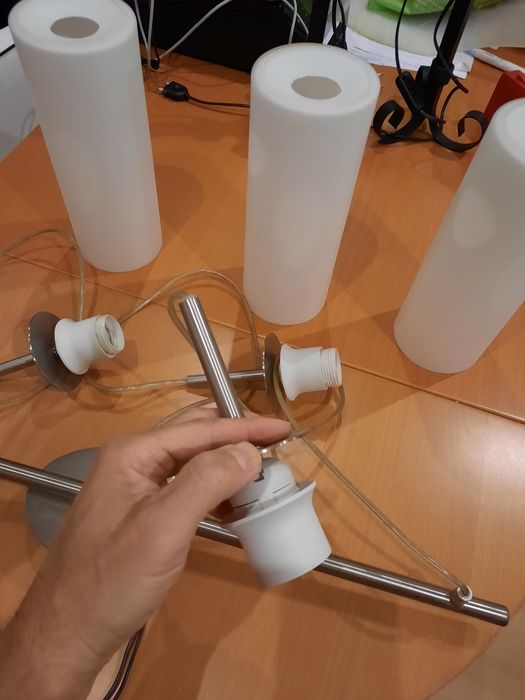 Candeeiro de teto em aço e três copos de vidro