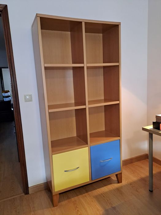 Estante de marca Corte Inglês.