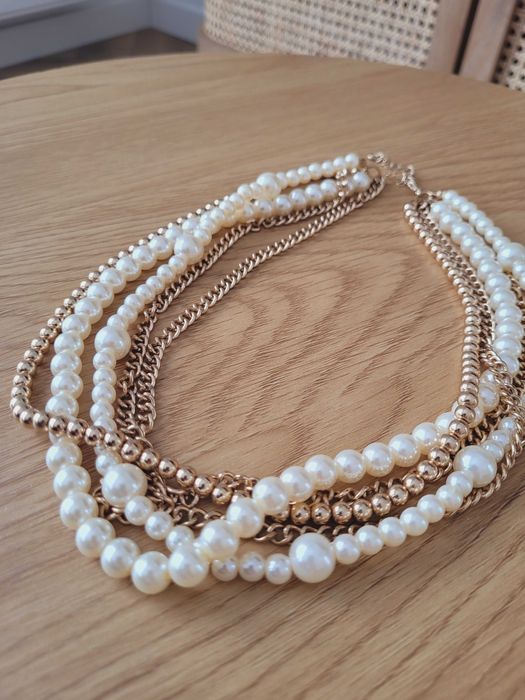 Naszyjnik z korali i złotych łańcuszków.