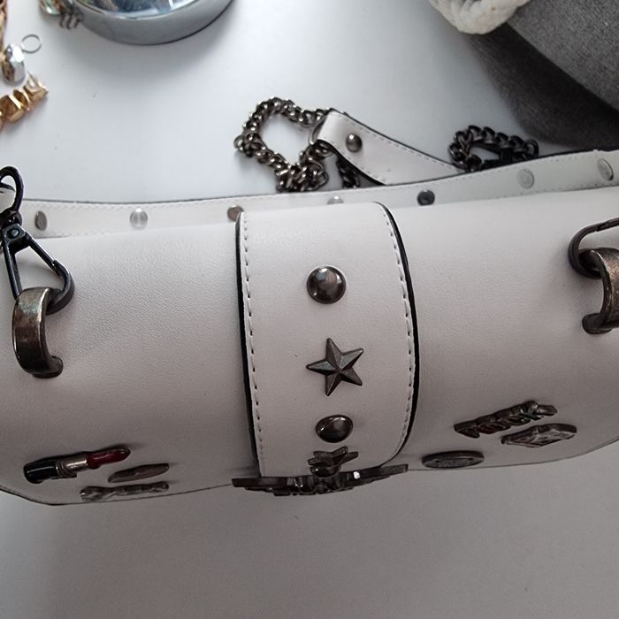 Biała torebka klamerka Pinko pasek