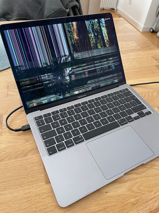 MacBook Air 13” 2020 i5 8GB – Ecrã Partido – Funciona (para reparação)
