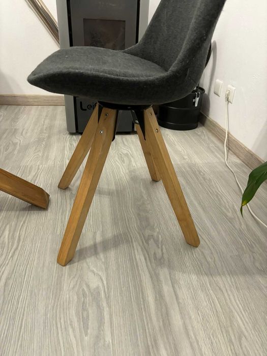Mesa de sala moderna com cadeiras