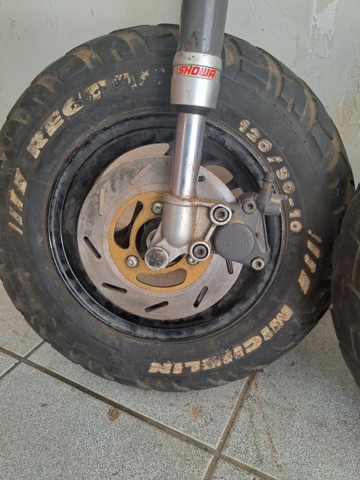 Forqueta + 2 rodas completas + pinça Piaggio / Vespa (120/90-10)