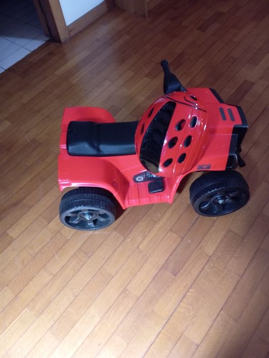 Carro eléctrico com capacete