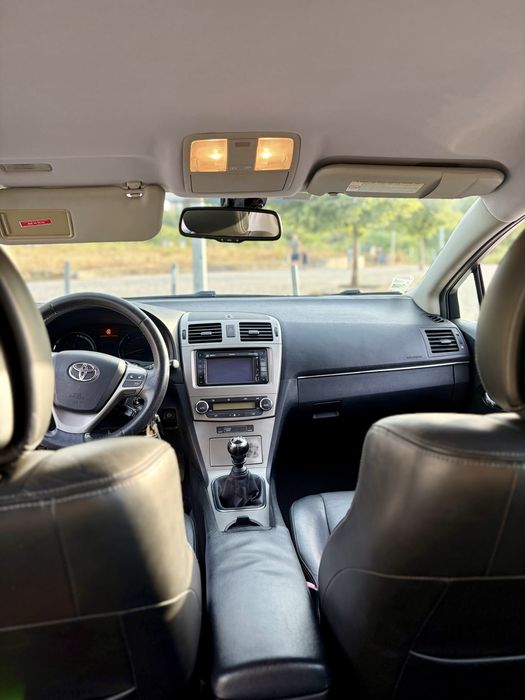 Vendo Toyota Avensis SW 2.0 D-4D Exclusive, nacional, de novembro de 2010, com apenas 153.000 km.