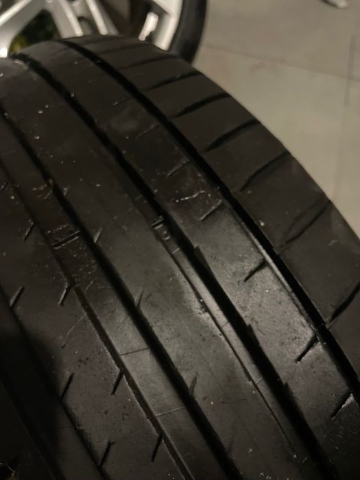 Jantes Mercedes com pneu em bom estado
