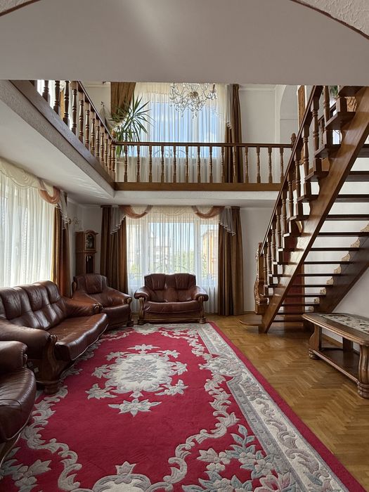 Продається будинок з басейном і сауною