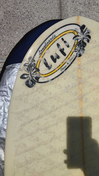 Vendo prancha de surf Longboard marca Lufi, com 9.4 pés, muito estimada e com pouco uso. Inclui capa de proteção e leash