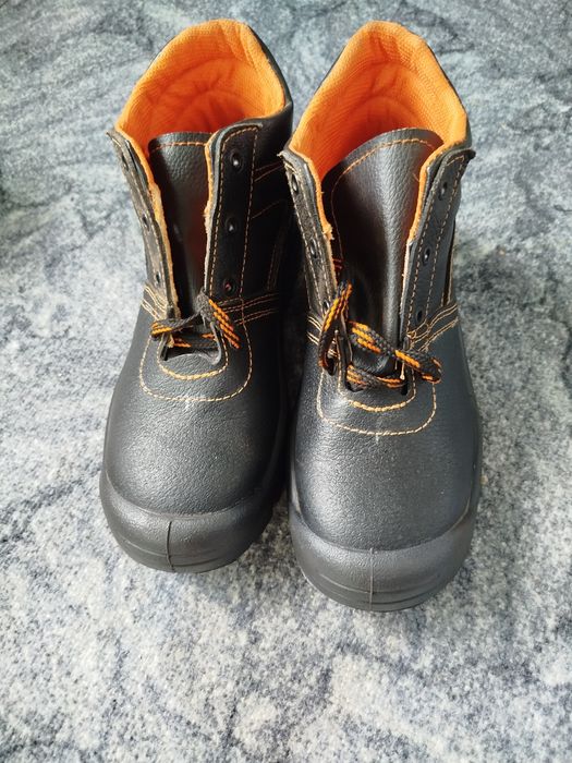 Робоче взуття з металевим носиком