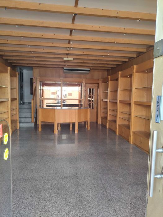 Arrenda- se Loja . No centro histórico de Évora