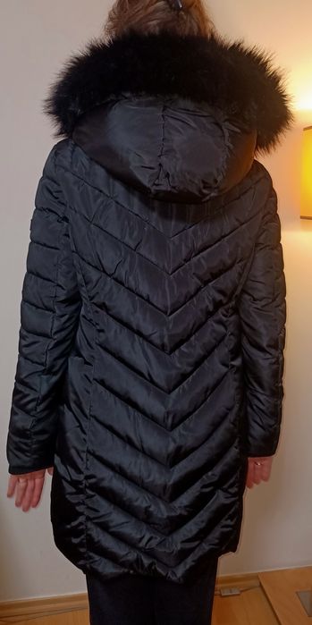DKNY DL2MPE70 Pikowany płaszcz zimowy ze sztucznym futrem czarny ciepł