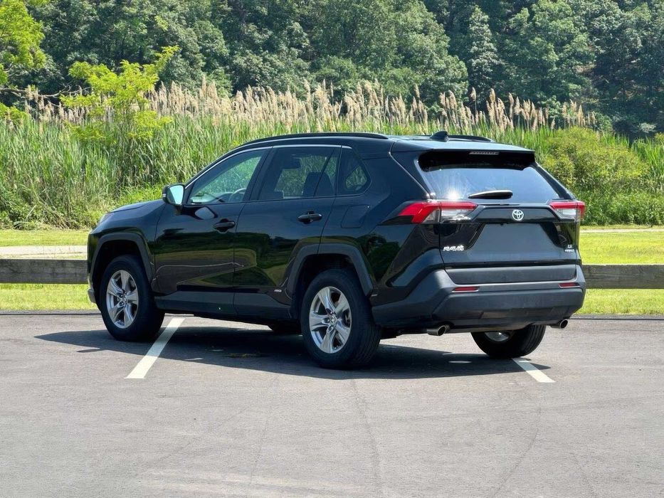 Toyota RAV4 Hybrid XLE Premium      2024