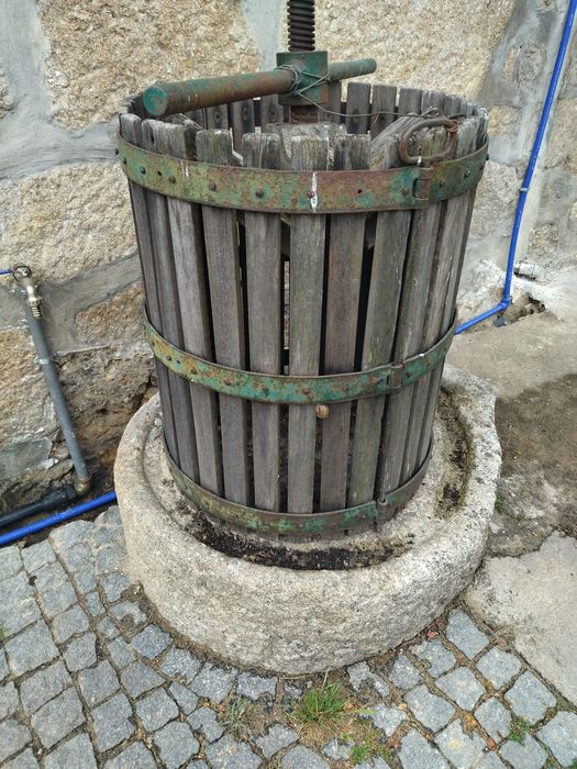 Prensa antiga com pedra