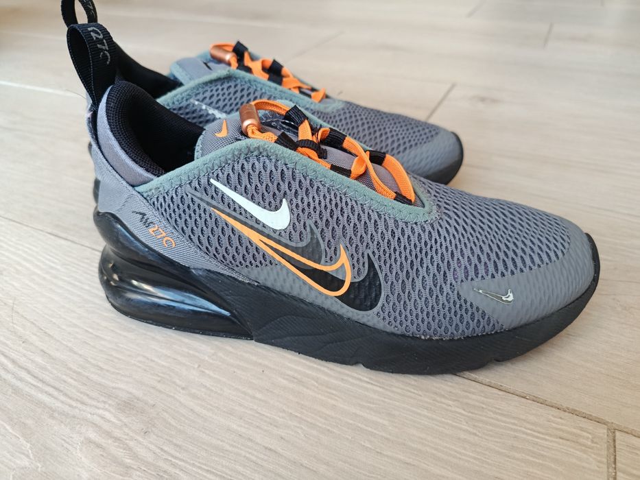 Кроссовки Nike AIR MAX 270 Eur35

Кросівки Nike Air Max 270