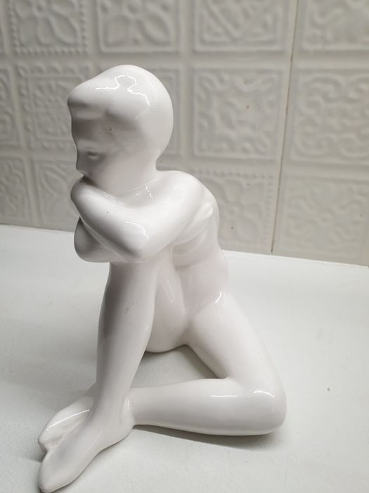 Figurka. Dziewczyna zamyślona.