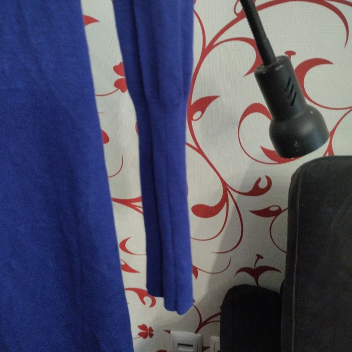 Vestido azul de gola alta