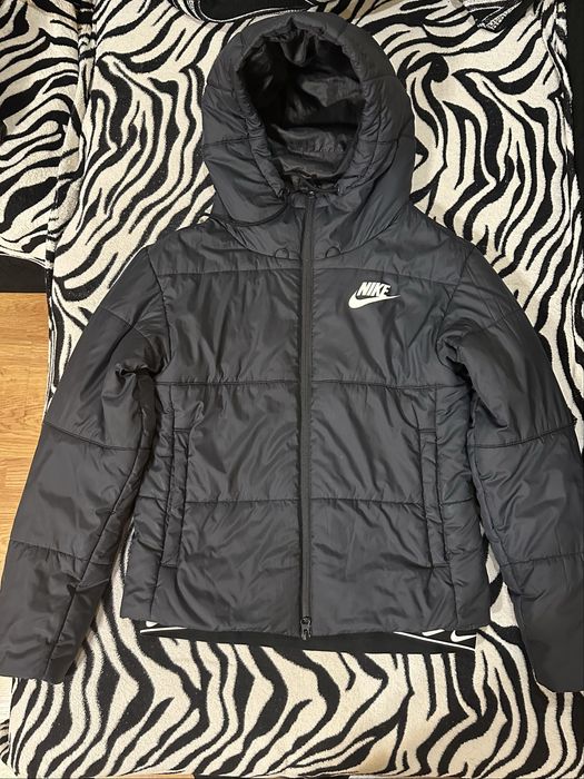 Nike куртка жіноча xs