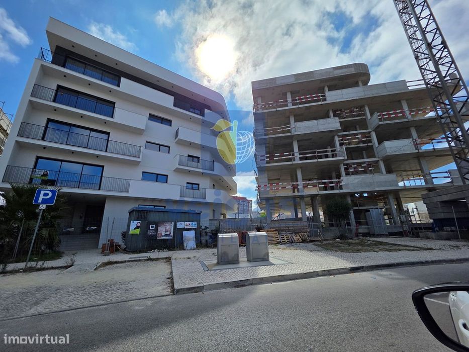 T2 com Terraço, Rés do Chão com Estacionamento, VMC e Ar Condicionado