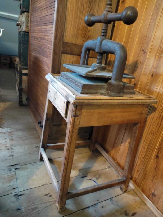 Antiga Prensa de Encadernação em Ferro Fundido com Mesa Original – Decoração Industrial