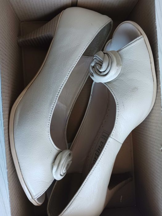 Czółenka, buty na szpilce 37 beżowe
