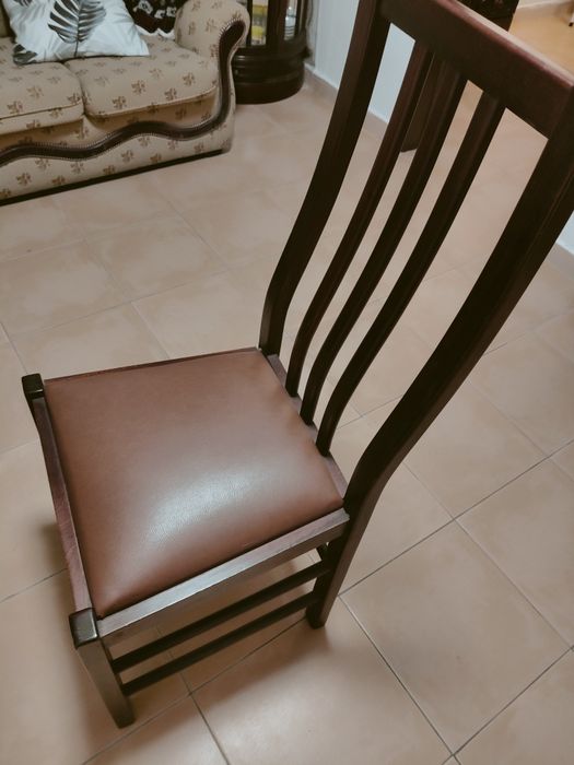 Mesa em vidro e 4 cadeiras em ótimo estado de conservação