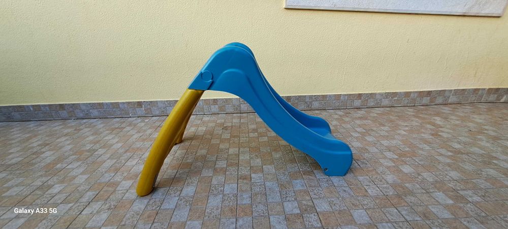 Escorrega para bebe e baloiço