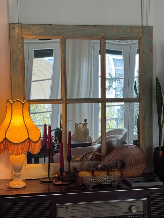 Espelho feito a partir de uma janela antiga