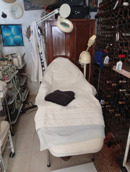Marquesa de estética e massagem, equipamentos e acessórios de um gabinete de estética e massagem