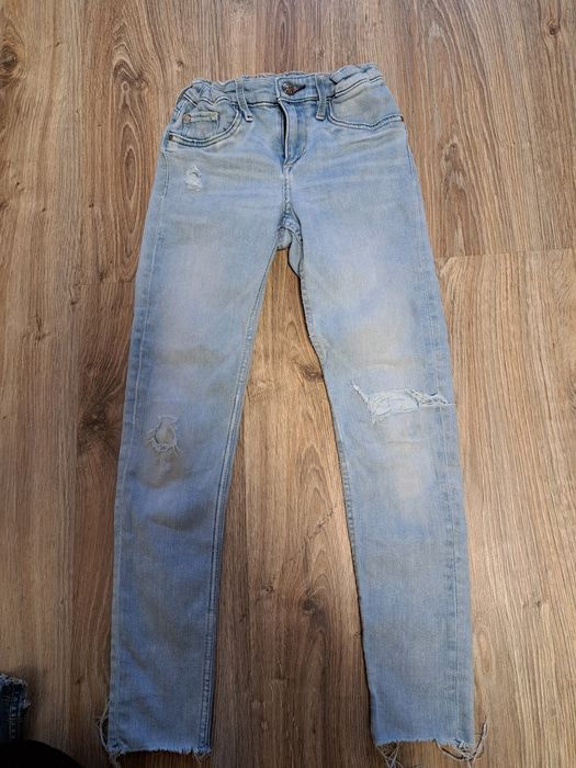 Spodnie jeansy dziury 134