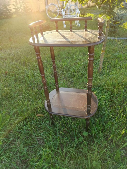 Dekoracyjny zabytkowy regał stojący.