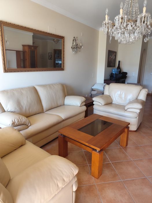 Uma mesa rectangular e duas pequenas mesas quadradas