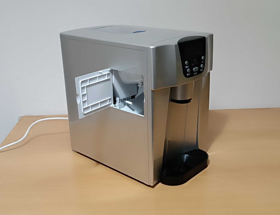 Máquina de gelo com dispensador de água fria