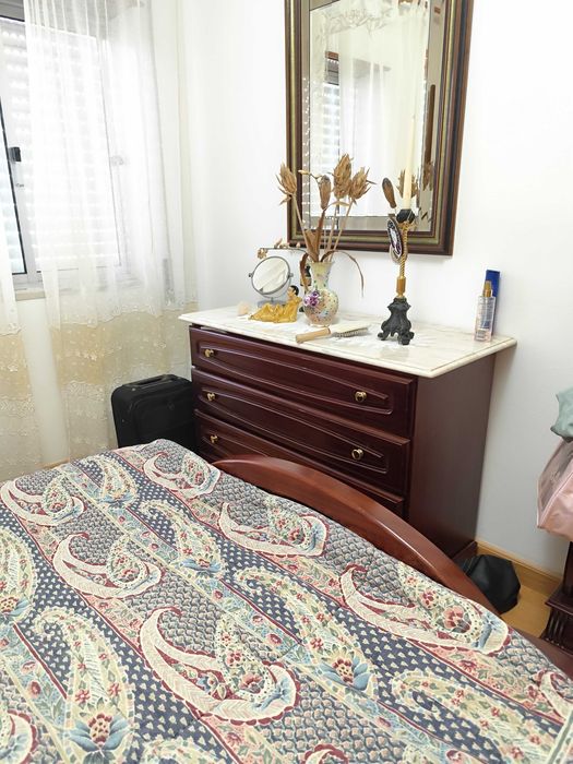 Quarto de cama Cama, Cómoda, duas mesas de cabeceira, colchão ortopédico