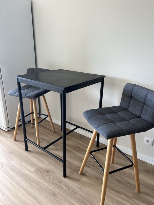 Mesa ikea preta + dois bancos altos