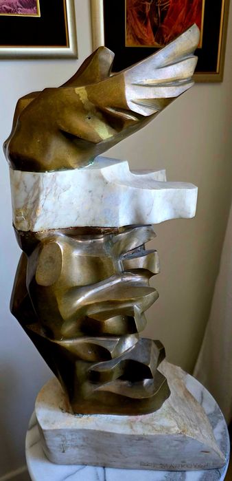 Nike -rzeźba: brąz, marmur. 55cm. -Bogdan Markowski (sygnowana)