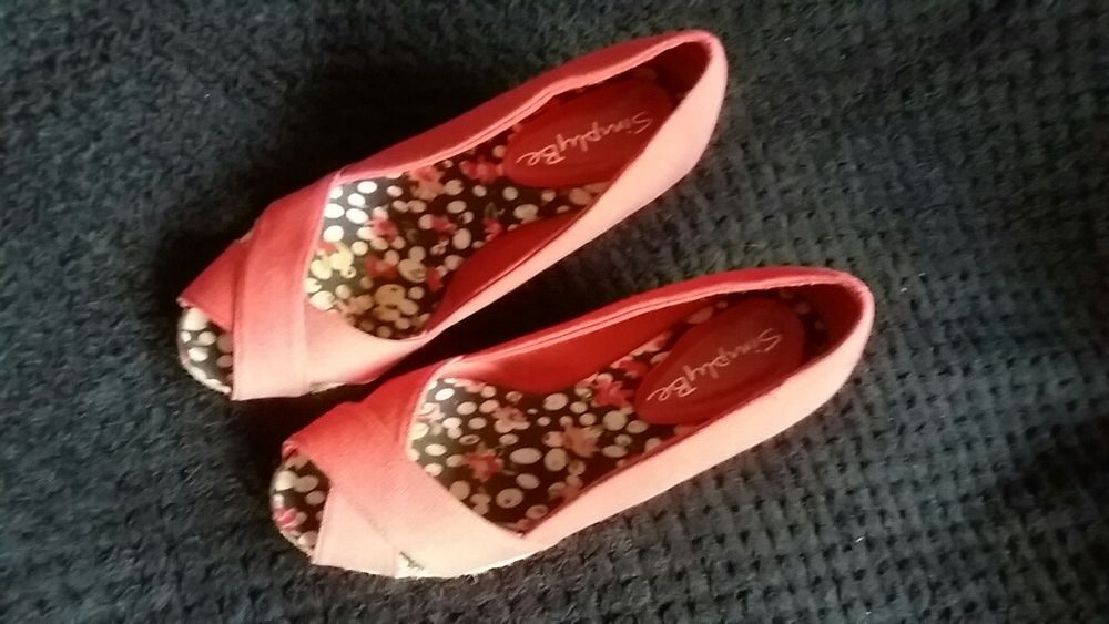 Buty malinowe na koturnach