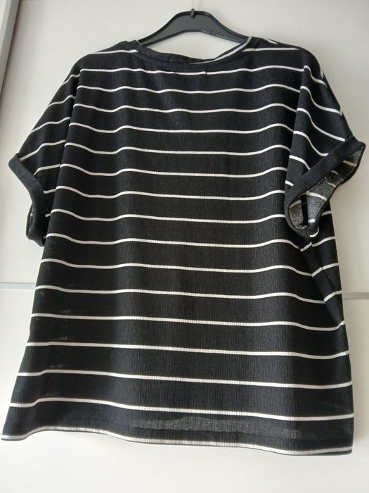 Blusa em tecido canelado preto com riscas brancas